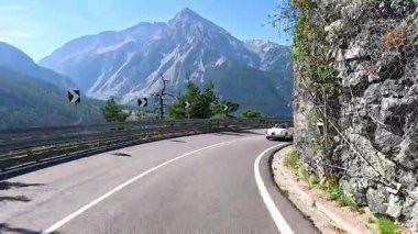 İtalya 'daki dağlık arazide manzaralı bir yolculuk.