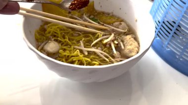 Erişteye biber ekliyorum.