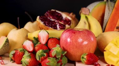 Çeşitli taze meyvelerden oluşan canlı bir karışım.