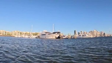 Yat, şehir silueti olan marinaya yanaştı.