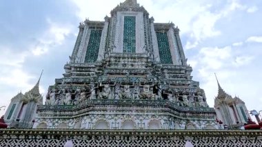 Bangkok 'taki bulutlu gökyüzünün altındaki Wat Arun tapınağının görkemli manzarası.