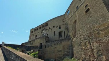Napoli 'de bir kale duvarında yürüyorum.