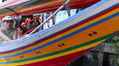 Turistler Bangkok pazarında tekne turunun keyfini çıkarıyorlar