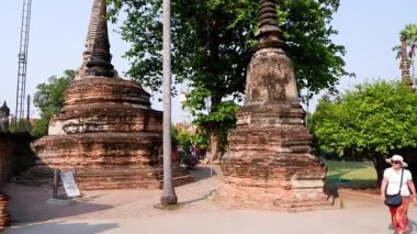 Bir turist eski bir pagoda 'nın yanından geçiyor.