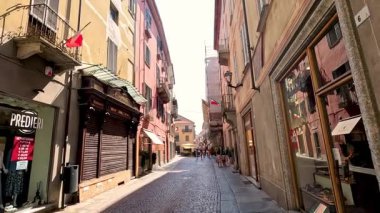 Asti 'de kapalı dükkanları olan büyüleyici bir sokak.