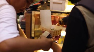 Sokak yemekleri pişirme süreci, ayrıntılı görünüm