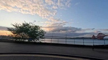 Gün batımında sakin liman manzarası