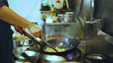 Bangkok, Tayland - 14 Kasım 2024: Şef Bangkok 'ta ustalıkla tava pişiriyor