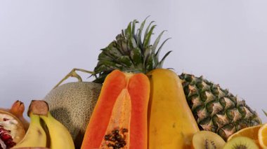 Çeşitli taze meyvelerden oluşan canlı bir karışım.