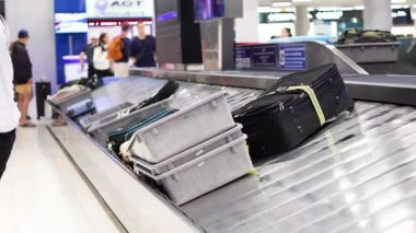 Bavullar havaalanında bagaj atlıkarıncasında taşınıyor.