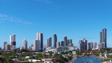 Altın Sahil 'in gökdelenlerinin panoramik manzarası. Yüksek binalar, parlak gün ışığı ve açık mavi gökyüzü altında.