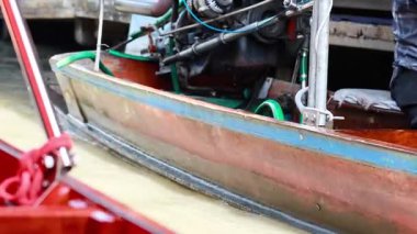 Nehrin sularında kayık