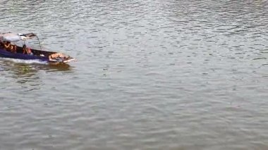 Bir tekne nehir boyunca seyahat eder.