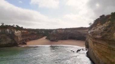 İnsansız hava aracı görüntüleri yumuşak, doğal ışıklandırma altında engebeli uçurumları ve sakin Loch Ard Gorge plajlarını yakalıyor.