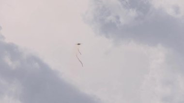 Bir F-35 jeti, Avalon Hava Gösterisi 'nde bulutlu bir gökyüzüne karşı havadan gösterim sırasında işaret fişeği fırlatıyor.