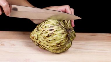 İçini ortaya çıkarmak için bir kremalı elmayı dilimliyorum.