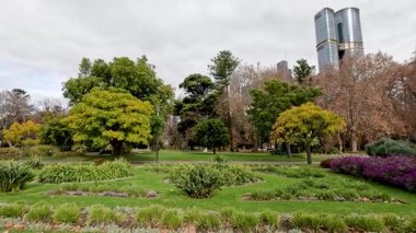 Melbourne Sergi Binası 'nın yakınında yürüyen insanlar.