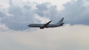 Boeing P-8 Poseidon Geelong 'daki Avalon Hava Gösterisi' nde bulutlu bir gökyüzüne karşı hava manevraları gerçekleştiriyor. Pürüzsüz kamera takibi dinamik uçuşu yakalar