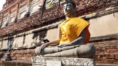 Sarı cübbeli Buda heykeli.