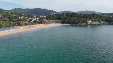 Sabahları kumsalın havadan görünüşü.