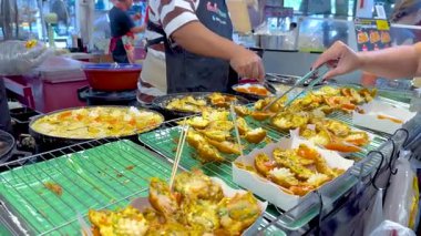 Tedarikçiler pazarda deniz ürünleri hazırlıyorlar.