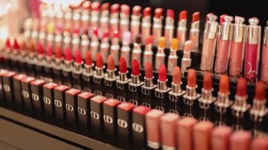 Auckland Havaalanı 'ndaki iyi ışıklandırılmış gümrüksüz bir dükkanda düzenlenmiş renkli ruj sıraları çeşitli tonlarda