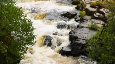 Kayaların ve yeşilliklerin arasından çağlayan şelale