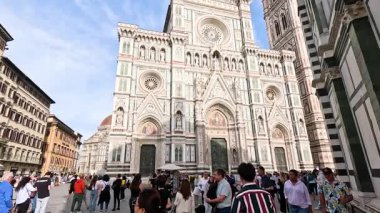 Floransa, İtalya - Haziran 15, 2018: Floransa, İtalya 'da Duomo Meydanı' ndaki insanlar