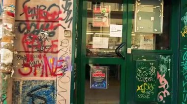 Napoli sokaklarında grafiti ve posterler.