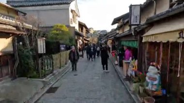 Yayalar ve dükkanlarla dolu tarihi bir cadde.