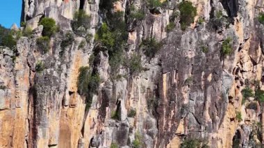 Nimbin, NSW 'deki berrak mavi gökyüzünün altında kayaların şaşırtıcı oluşumları düzgün bir kamera hareketiyle kaydedildi.