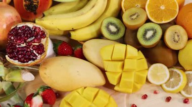 Tahta masaya yerleştirilmiş egzotik meyvelerin çeşitliliği