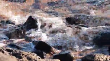 Kayalık sahil karşı çökmesini dalgalar