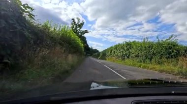 Yolda giden arabaların görünüşü, ulaşım kavramı