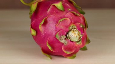 Woden arka planda ejderha meyvesi, yakın çekim 