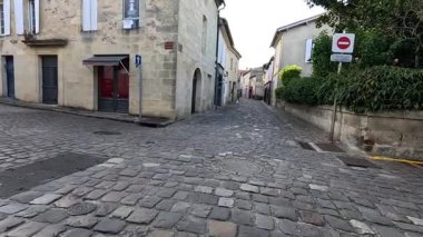 Tarihi mimariyle sessiz bir sokak manzarası