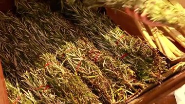 Bir el, iyi stoklanmış bir süpermarketten taze biberiye topluyor.