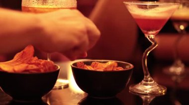 Bir insan eli spor salonunun teçhizat rafından renkli halterlerle metal bir çubuk bağını seçer ve çıkarır. 