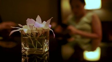 Çiçekler ve bir kadınla huzurlu bir an.