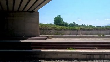 Torino 'nun kentsel demiryolu altyapısı boyunca tren yolculuğu