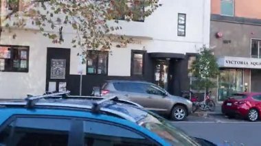 Yoğun bir caddede araçlar ve yayalar