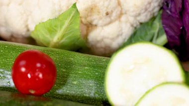 Biber, domates ve lahananın da dahil olduğu canlı bir sebze çeşidi, doğal renkler ve dokular sergiliyor.