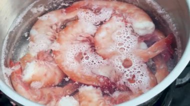 Kaynar suda köpüklü karides pişirme