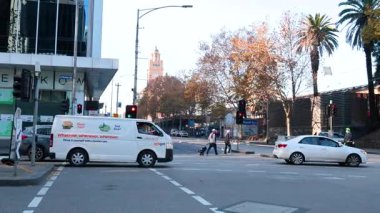 Yoğun bir şehir kavşağında araçlar ve yayalar