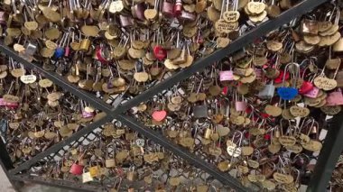 Aşkı ve bağlılığı simgeleyen asma kilit koleksiyonu