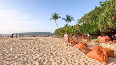 İnsanlar Phuket, Tayland 'da güneşli plaj günlerinin tadını çıkarıyorlar.