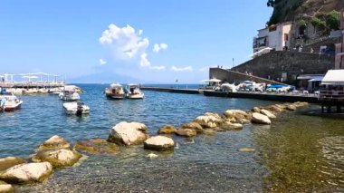 Kayalık bir rıhtıma yanaşmış tekneler.