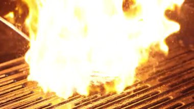 Hamburger köftesi ızgarada alev alır.