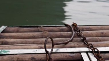 Sakin bir nehirde yüzen bir tekne