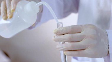 Laboratuvar ortamında kimyasal reaksiyon gösterimi